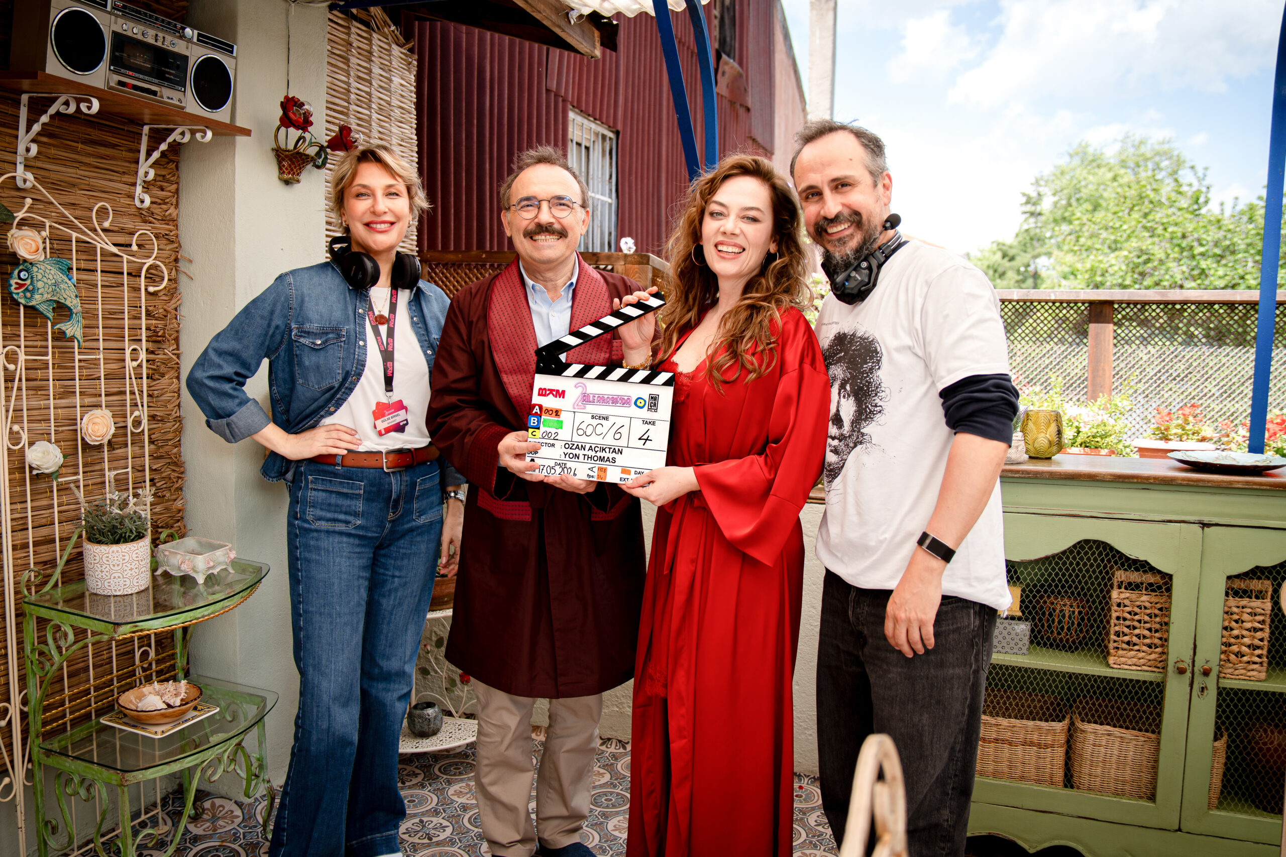 Milyonları kahkahaya boğan ekip yeniden bir arada! 

Türk sinemasının kült komedilerinden 'Aile Arasında', yıllardır beklenen devam filmi 

'2 Aile Arasında' ile 4 Aralık'ta sinemalarda.