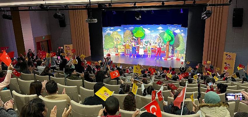 Ankaralı çocuklar 29 Ekim Cumhuriyet Bayramı’nı Eti Çocuk Tiyatrosu’nun “Mutluluk Denince Akla” oyunuyla kutladı- Güncel Haberler