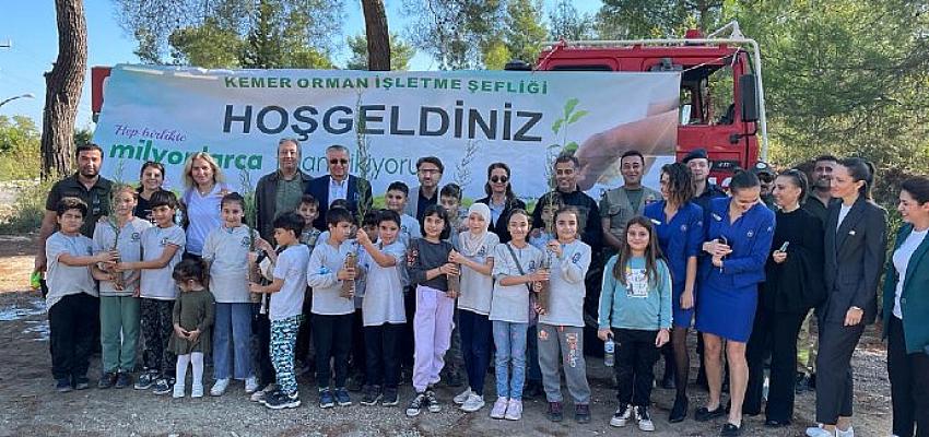 Kemer Belediye Başkanı Necati Topaloğlu çocuklarla fidan dikti- Güncel Haberler