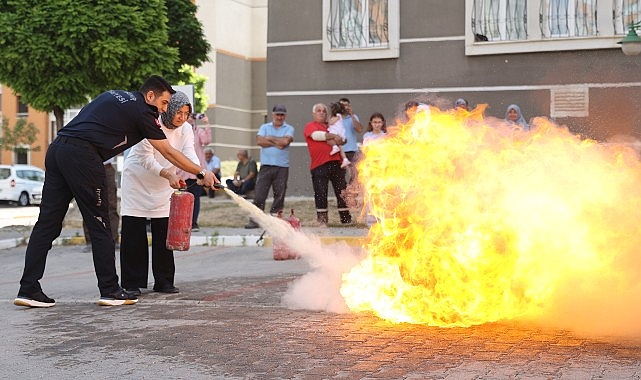 Nevşehir Belediyesi İtfaiyesi, Mehmet Akif Ersoy Mahallesi TOKİ Konutları’ndaki mahalle sakinlerine ve blok görevlilerine yangınla mücadele eğitimi verdi- Reyting Tv