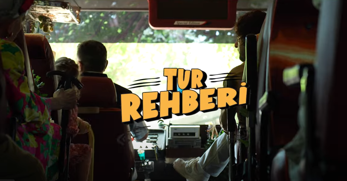 Tur Rehberi’nin Afişi Yayımlandı: Cem Gelinoğlu ile Kahkaha Dolu Yeni Yıl Yolculuğu!