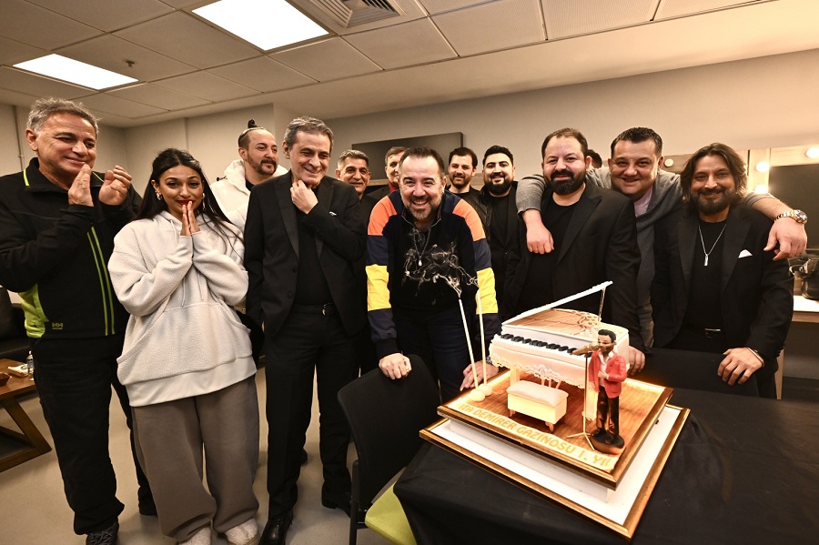 ‘Ata Demirer Gazinosu 2’  1. Yılını Kutladı: Gösteride Ödüllü, Pastalı Çifte Kutlama