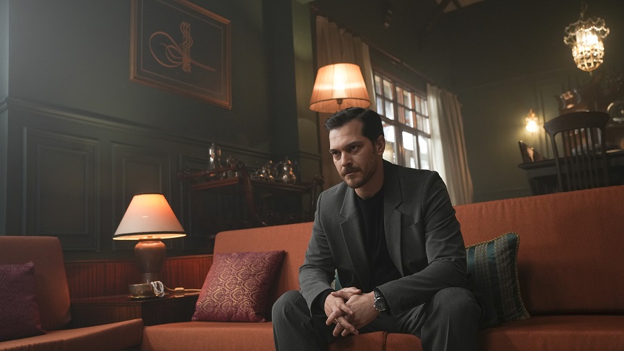 Çağatay Ulusoy’un ‘Eşref’ Dönüşümü Çağatay Ulusoy’dan Yeni ‘Eşref’ Fotoğrafları Geldi…