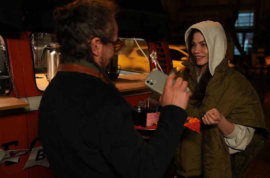 Demet Özdemir’e ‘Eşref Rüya’ Setinde  Kıtalararası Doğum Günü Kutlaması!