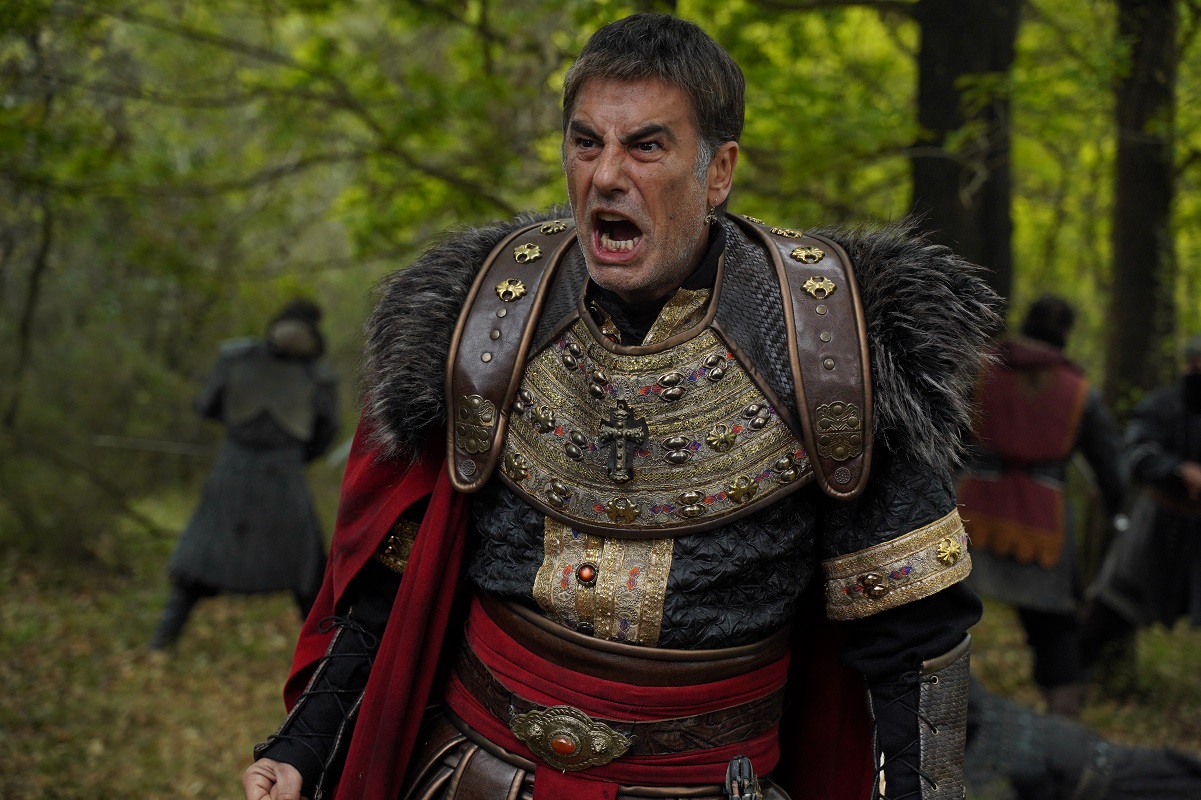 "Kuruluş Osman 190. bölümde Osman Bey’in Sofia ile yaptığı beklenmedik anlaşma obada kriz yaratıyor. Claudius’un darbe planı, Kuçar’ın hain tuzakları ve Bala Hatun’un zorlu yolculuğu yeni bölümde nefesleri kesecek!"

