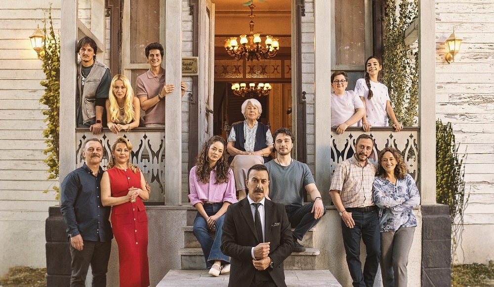 atv’nin yeni sezondaki iddialı yapımlarından "Aile Saadeti" dizisinin afişi izleyiciyle buluştu, atv’nin yeni dizisi Aile Saadeti, yayınlanan afişiyle izleyiciye sıcak ve kalabalık bir aile ortamının ipuçlarını veriyor,