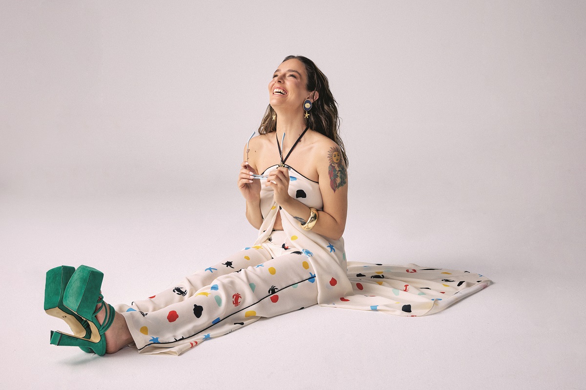 Yapımcılığını Sinehane’nin üstlendiği, senaryosu ve proje tasarımı Burak Aksak’a, yönetmenliği Selçuk Aydemir’e ait olan hüzünlü komedi dizisi ‘Aile Saadeti’, her Pazartesi akşamı atv ekranlarında izleyiciyle buluşuyor.