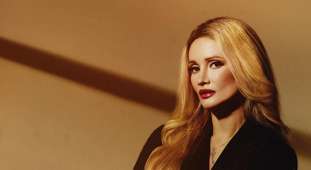 Ünlü markanın parıltılı dünyasının ardındaki karanlık gerçeklere odaklanıyor. Eski Playboy modelleri ve çalışanlarının trajik hikâyeleri röportajlar, canlandırmalar ve uzman görüşleriyle aktarılıyor.

