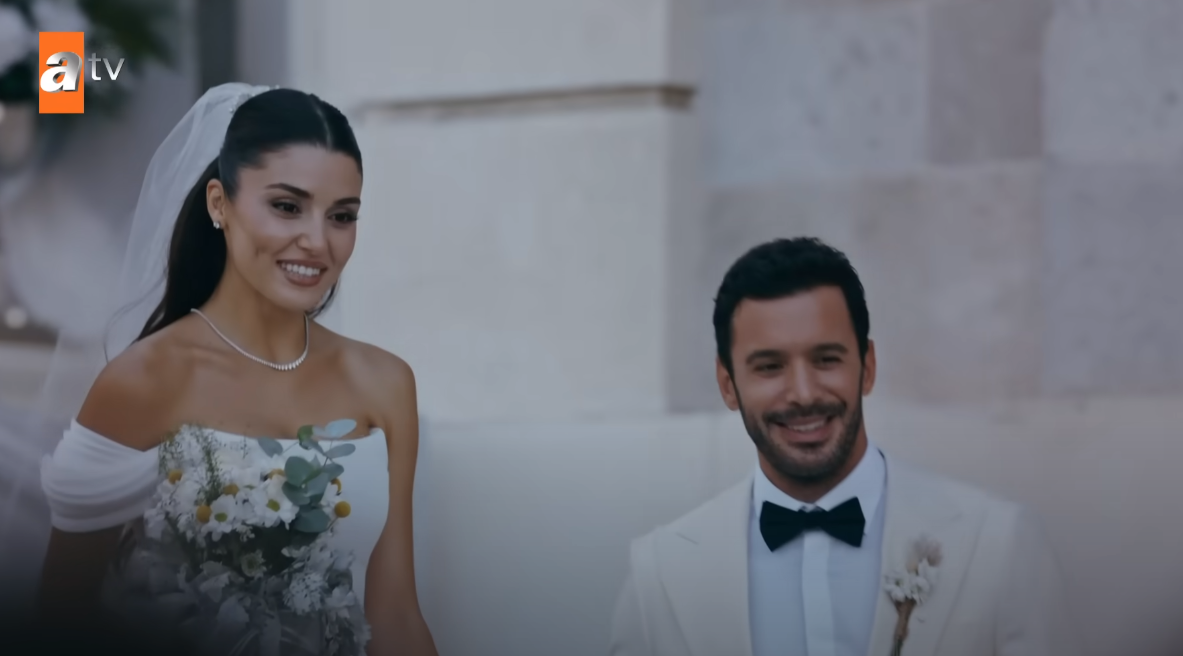 atv’nin yeni dizisi Aşk ve Gözyaşı, Barış Arduç ve Hande Erçel’in başrollerinde izleyiciyle buluşuyor. Queen of Tears uyarlaması olan yapım, Eylül ayında ekranlarda başlayacak.