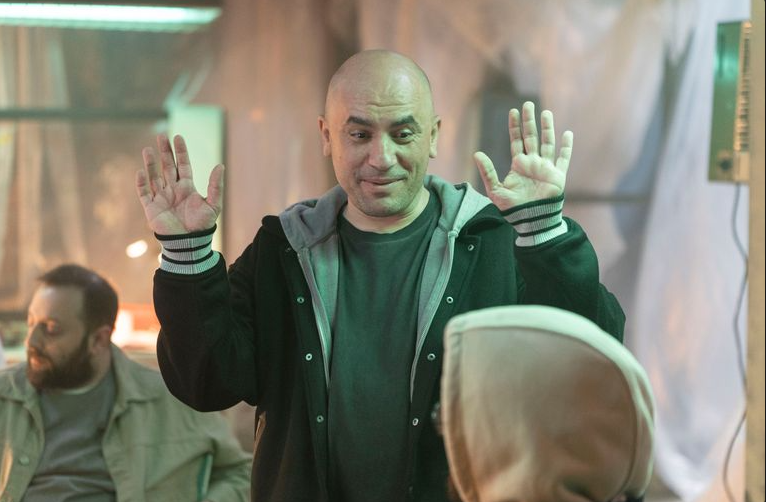 Yapımını Z Medya, yapımcılığını Elif Yakarçelik’in üstlendiği ve TOD STUDIOS imzalı dizinin yönetmen koltuğunda Arif Gökdeniz Uslu oturuyor. Giray Altınok, Kerem Özdoğan ve CansuDiktaş Altınok’un rol aldığı ‘Var Bunlar’ yeni bölümleriyle TOD’da!