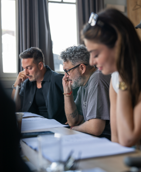 Başrollerini Oğuzhan Koç, Ayça Ayşin Turan, İbrahim Selim ve Neslihan Arslan’in paylaştığı filmin kadrosunda Buçe Buse Kahraman, Derya Alabora, Şerif Erol, Nebil Sayın, Ege Aydan, Gamze Topuz, Emre Aslan yer alıyor. Film ekibi geçtiğimiz gün gerçekleşen okuma provasında bir araya geldi. Kahkahaların eksik olmadığı provada oyuncular birlikte objektiflere poz verdi. 

