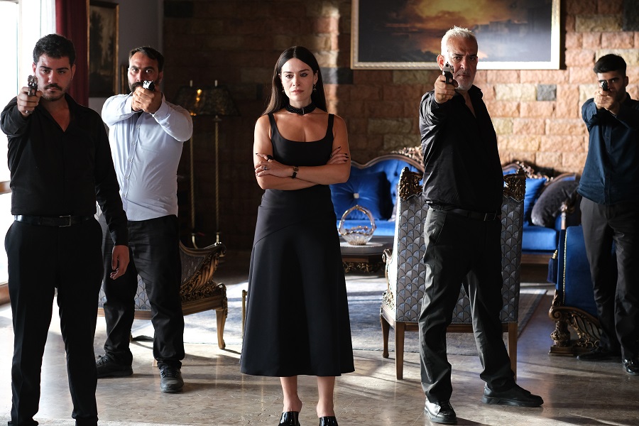 Ömer Bereketoğlu, Savcı Nevin’in Adana’ya gelişiyle birlikte uzun süredir susturduğu gerçeklerle yüzleşmek zorunda kalır. Kalbiyle vicdanı arasında gidip gelen bu yolculuk, onu hem kendi geçmişine hem de ailesinin karanlık tarihine doğru sürükler.