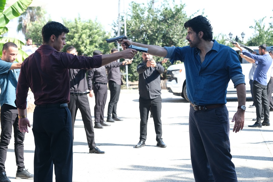 Ömer Bereketoğlu, Savcı Nevin’in Adana’ya gelişiyle birlikte uzun süredir susturduğu gerçeklerle yüzleşmek zorunda kalır. Kalbiyle vicdanı arasında gidip gelen bu yolculuk, onu hem kendi geçmişine hem de ailesinin karanlık tarihine doğru sürükler.