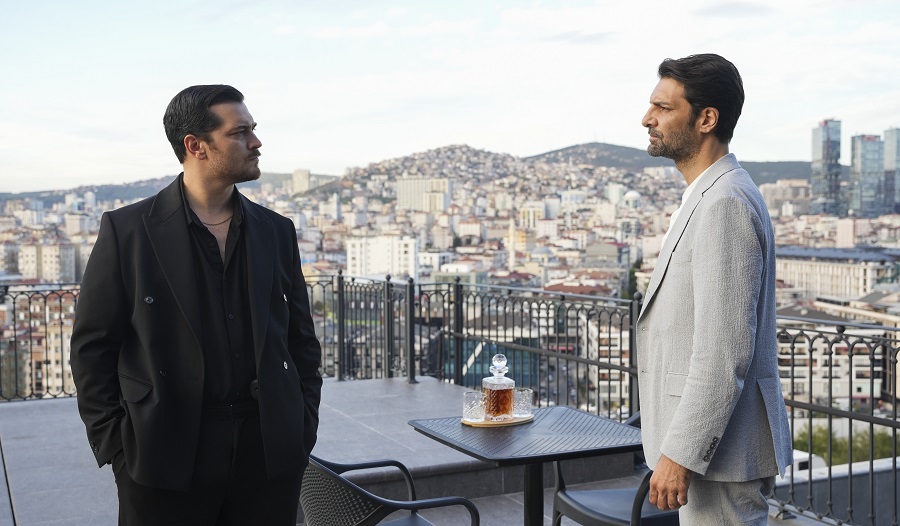 Kanal D’nin, yapımını Tims&B’in, yapımcılığını Timur Savcı ve Burak Sağyaşar’ın üstlendiği, yönetmen koltuğunda Uluç Bayraktar’ın oturduğu ve senaryosu Ethem Özışık ve Lokman Maral tarafından kaleme alınan yeni dizisi ‘Eşref Rüya’ çarşamba akşamı on sekizinci bölümüyle ekrana geliyor.