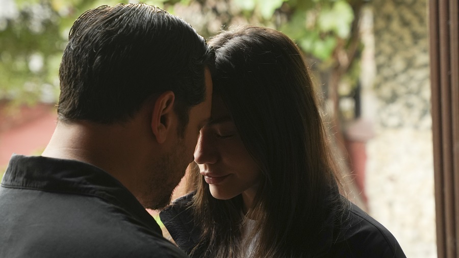 Eşref, bir kez daha hapse girme riskiyle burun buruna gelir. Çiğdem, canı pahasına kayıtları yok etmeyi başarır fakat bu durum savcı Selma’nın şüphelerini iyice körükler. Eşref’in oyununa gelen Kadir, elindeki güç ve itibarı korumak için yeni yöntemlere başvurur.

