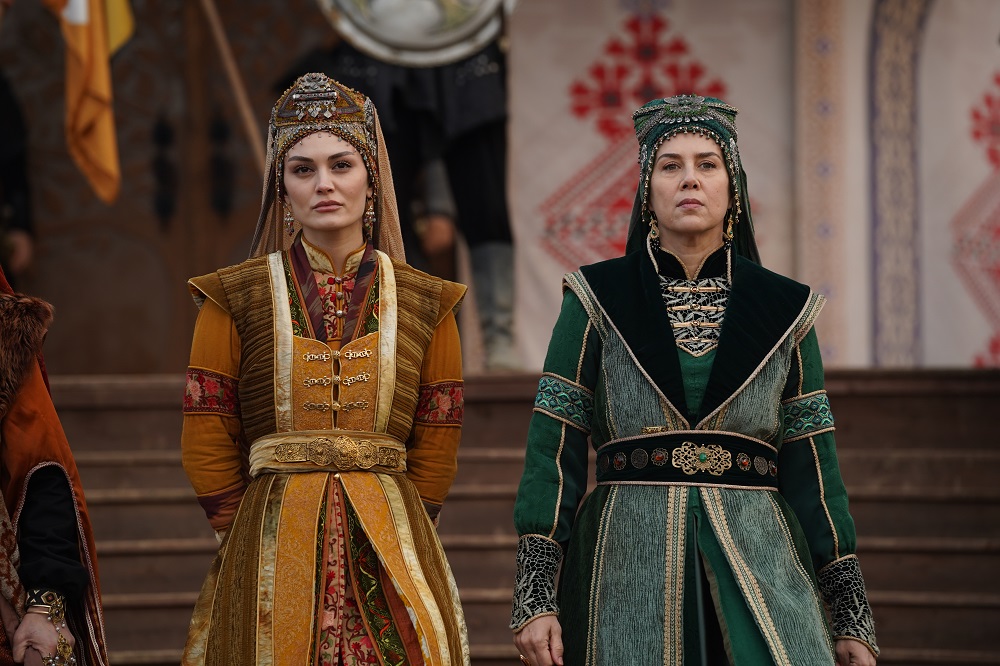 Uzun süredir evlat hasreti çeken Gonca Hatun’un Alaeddin Bey’e verdiği hamilelik müjdesi, ikili arasında duygusal anlara sahne oldu.
Sevincinin ardından Alaeddin Bey şükür namazı kıldı.
