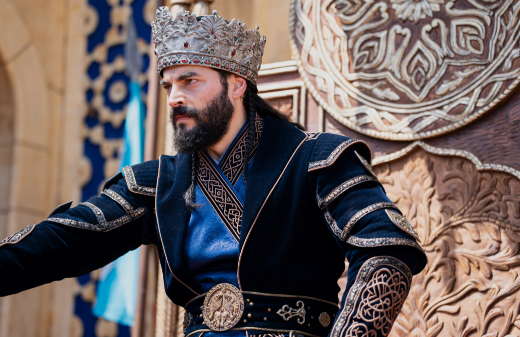 Nisan ayından bu yana Alaeddin Keykubat karakterine hazırlanan Akınözü, hem fiziksel hem de tarihî açıdan kapsamlı bir çalışma yürüttü. Başarılı oyuncu, Sultan Alaeddin Keykubat’ın savaşçı kimliğini ve hükümdar duruşunu ekrana güçlü biçimde yansıtmak için alanında uzman eğitmenlerden binicilik, yakın dövüş, okçuluk ve crossfit eğitimleri aldı.

