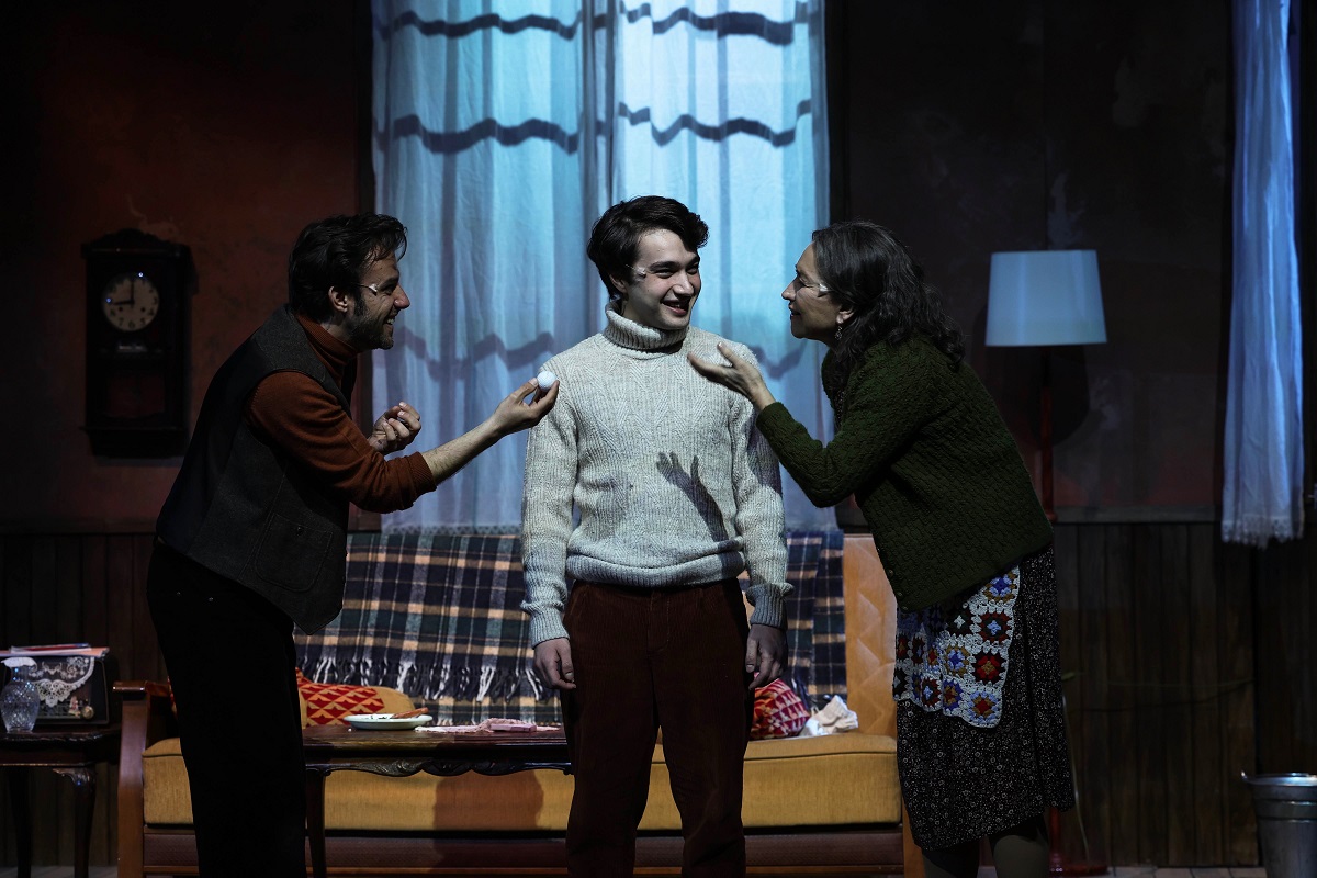 Demet Akbağ’ın Sahnede Devleştiği ‘Aydınlıkevler’ Oyunu 4. Yılını Kutluyor!