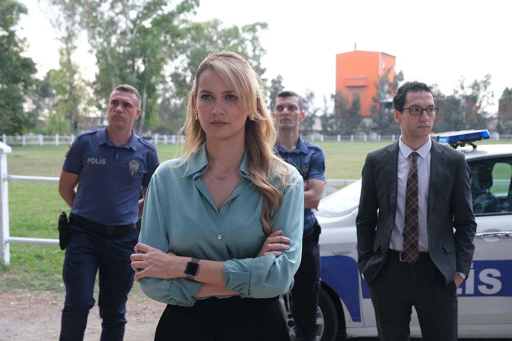 Show TV’nin, yapımını Süreç Film’in üstlendiği; senaryo süpervizörlüğü ve yönetmenliği başarılı yönetmen Yağız Alp Akaydın tarafından gerçekleştirilen, senaryosunu Hasan Tolga Pulat, Ozan Ağaç ve Seçil Çömlekçi’nin kaleme aldığı dizi ‘Bereketli Topraklar’ üçüncü bölümüyle ekrana geliyor.