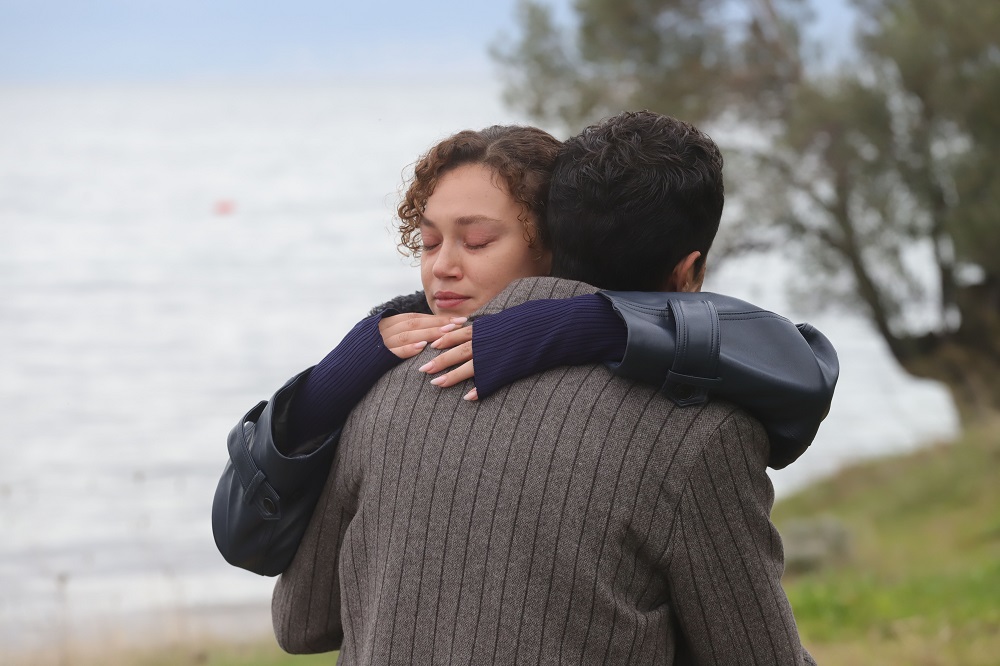 İskender, darmadağın olan Ayla’nın yeniden hayata tutunması için elinden geleni yapar. Ancak Ayla’ya yaklaştıkça Gönül’den uzaklaşır. Gönül ile ilişkileri düzelecek midir? 