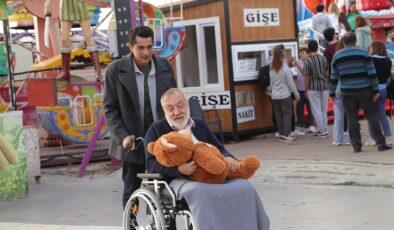 TRT 1’in, yapımcılığını Motto Prodüksiyon’un üstlendiği, yönetmenliğini Soner Caner’in yaptığı, senaryosunu ise Ali Kara’nın kaleme aldığı dizisi “Cennetin Çocukları”nın çekimleri tüm hızıyla devam ederken setten eğlenceli kareler paylaşıldı. Ekibin lunapark setindeki görüntüleri renkli görüntülere sebep olurken oyuncular da keyifli anlar yaşayarak çocukluklarına döndü.