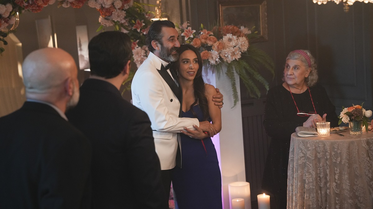 Eşref, İhtiyar’ın izini sürmek için Gürdal, Faruk ve Müslüm ile birlikte Yaşar’ın adamlarından Digorlu’nun mekanına baskın düzenledi. Digorlu’dan aldığı bilgiler, İhtiyar’ın gizli bir kızı olduğunu ve Yaşar’dan bu kızı kendisine getirmesini istediğini öğrendi. Eşref, öğrendiği bu şok edici gerçeğin ardından Digorlu’nun hayatına son verdi. 