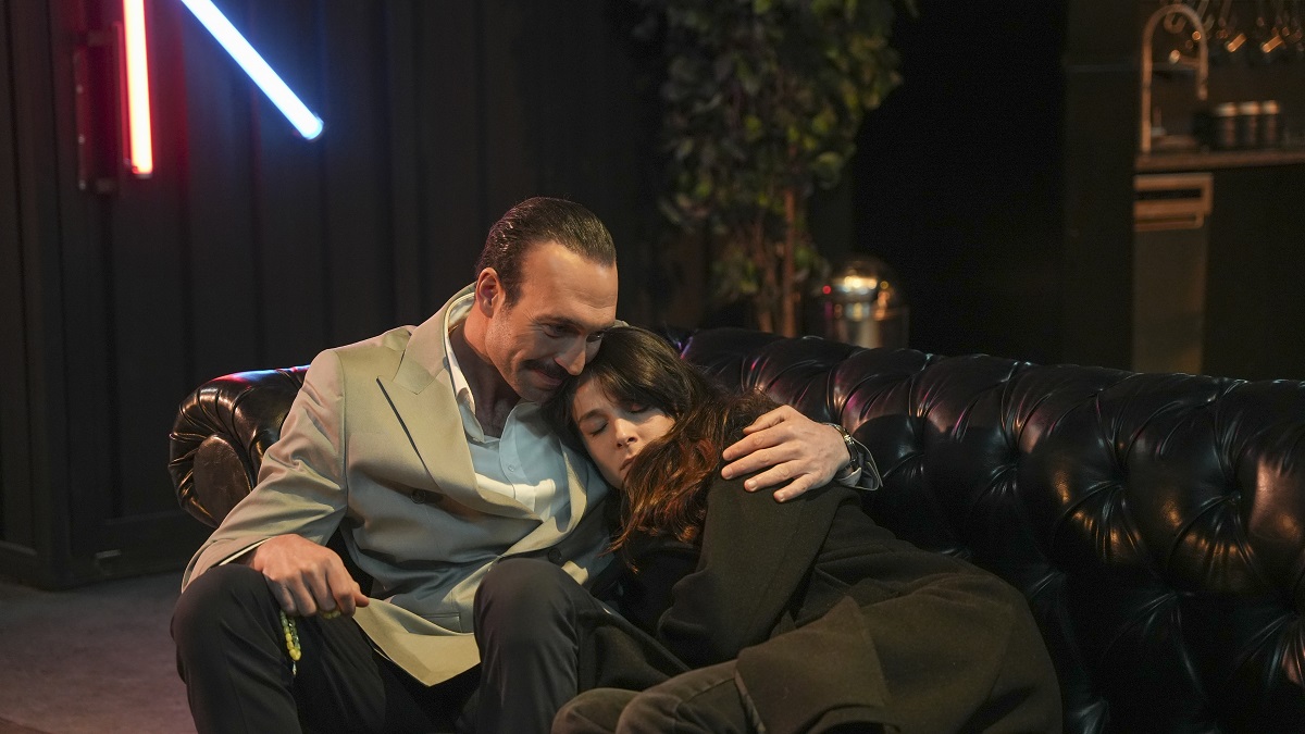 Eşref Rüya 38.Bölümde Neler Yaşandı? Eşref’in Gerçekle Yüzleştiği GeceEşref, yıllardır izini sürdüğü çocukluk aşkı Rüya’nın aslında Nisan olduğunu öğrenince soluğu onun yanında aldı. Uykudaki Nisan’ı izlerken, gerçeği bu kadar geç fark etmiş olmanın vicdan azabını yaşadı.