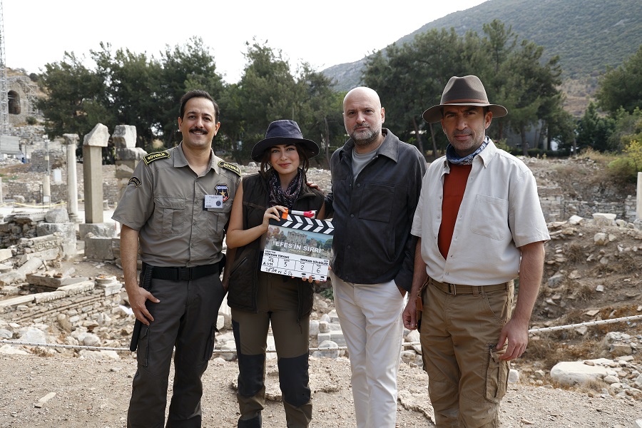 Efes Antik Kenti’nin büyülü atmosferinde geçen ‘Efes’in Sırrı’ içine kapanık bir çocuk olan Tuna’nın, gizemli bir şekilde yeniden çocukluğa dönen bir grup arkeologla yollarının kesişmesini ve bu olayla başlayan merak ve heyecan dolu macerayı anlatıyor.