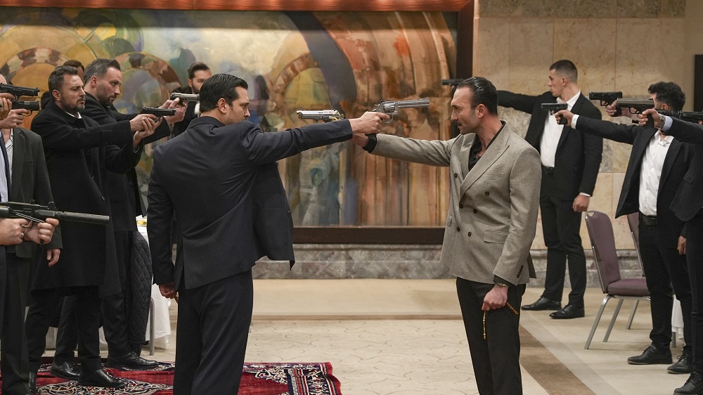 Eşref, oteli Kadir’den zeki bir planla geri aldıktan sonra bu kez hedefine eski evi koyar. Kadir’e karşı resmen başlattığı savaşta yetimler iki cepheye bölünür. Eşref, Kadir’e karşı kontrollü hareket etmeye çalışır fakat Sadık gözleri önünde can verince Eşref’in gözü döner. Kadir’le bir sonraki karşılaşmasında artık merhamete yer olmayacaktır.