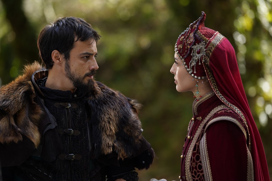 Reyting rekorları kıran fenomen yapım Kuruluş dizisinin devamı olan Kuruluş Orhan
kadrosuna kattığı birbirinden değerli usta oyuncularla yeni sezona bomba gibi
girmeye hazırlanırken yayınladığı ikinci tanıtımıyla olay yarattı.