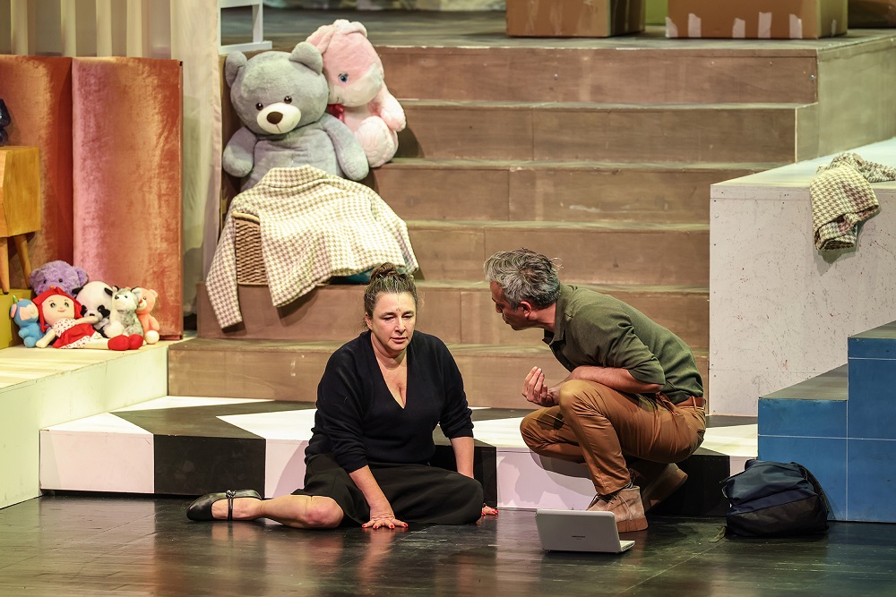 Dijital Çağın İlişkilerine Ayna Tutan Oyun: ‘İyi Değilim, Ama Anlatacak Kadar Da Kötü Değilim’