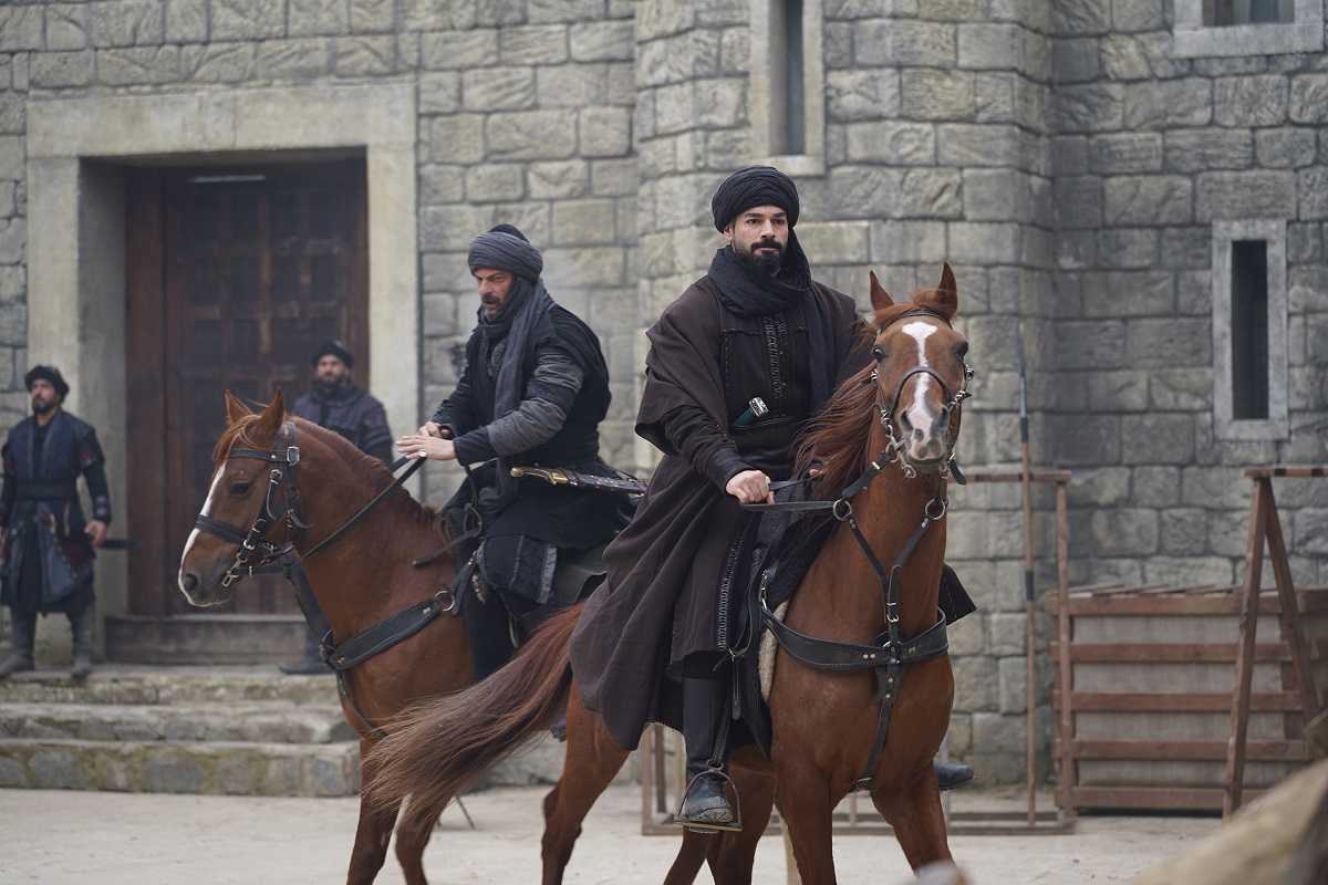Şahinşah’ın kuşatmasında kalan Sultan Orhan ve Asporça için gerilim zirveye ulaştı.
Müzakere için vakit kazanmaya çalışan Orhan Gazi, Asporça’ya ayrılmasını önerdi. Ancak
Asporça “Buraya birlikte geldik, birlikte döneceğiz.” sözleriyle hem kararlılığını hem de
sadakatini gösterdi.