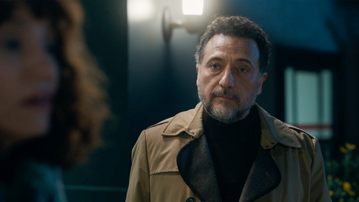 Melis’in uyarılarına rağmen Mira, Görkem ile mesafesini korumakta zorlanır; Görkem’le aralarındaki karmaşık çekim giderek güçlenir. Hayatı sorgulaması ve yalnızlığı, onu Görkem’in etkisine daha açık hale getirir. Buna rağmen Görkem’in ilgisinin yüzeysel ve geçici olabileceğinden şüphelenir. Bu sırada tesadüfen yeniden karşılaştığı Polat’la sert bir yüzleşme yaşar; Polat, Mira’nın boşanmanın ardından yaşadığı yasla hala yüzleşmediğini ve inkarda olduğunu hızla fark eder.