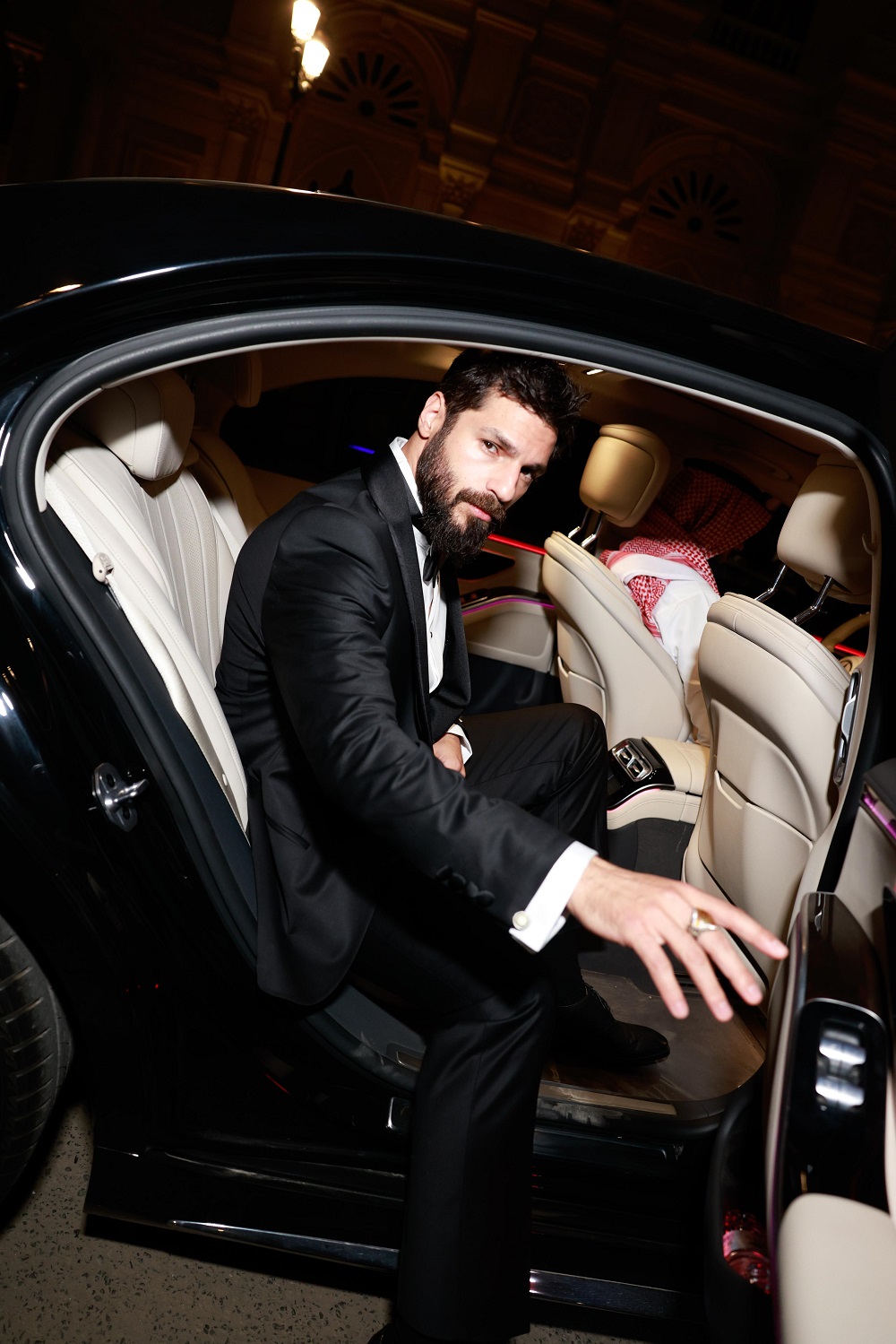 Serkan Çayoğlu ise özel dikim siyah smokini ve Sevan Bıçakçı imzalı özgün aksesuarlarıyla kırmızı halıda maskülen şıklığın en güçlü örneklerinden birini sergiledi. Yalın hatları, kusursuz duruşu ve karizmatik enerjisiyle dikkat çeken Çayoğlu, gecenin en beğenilen erkek yıldızları arasında yer aldı. 