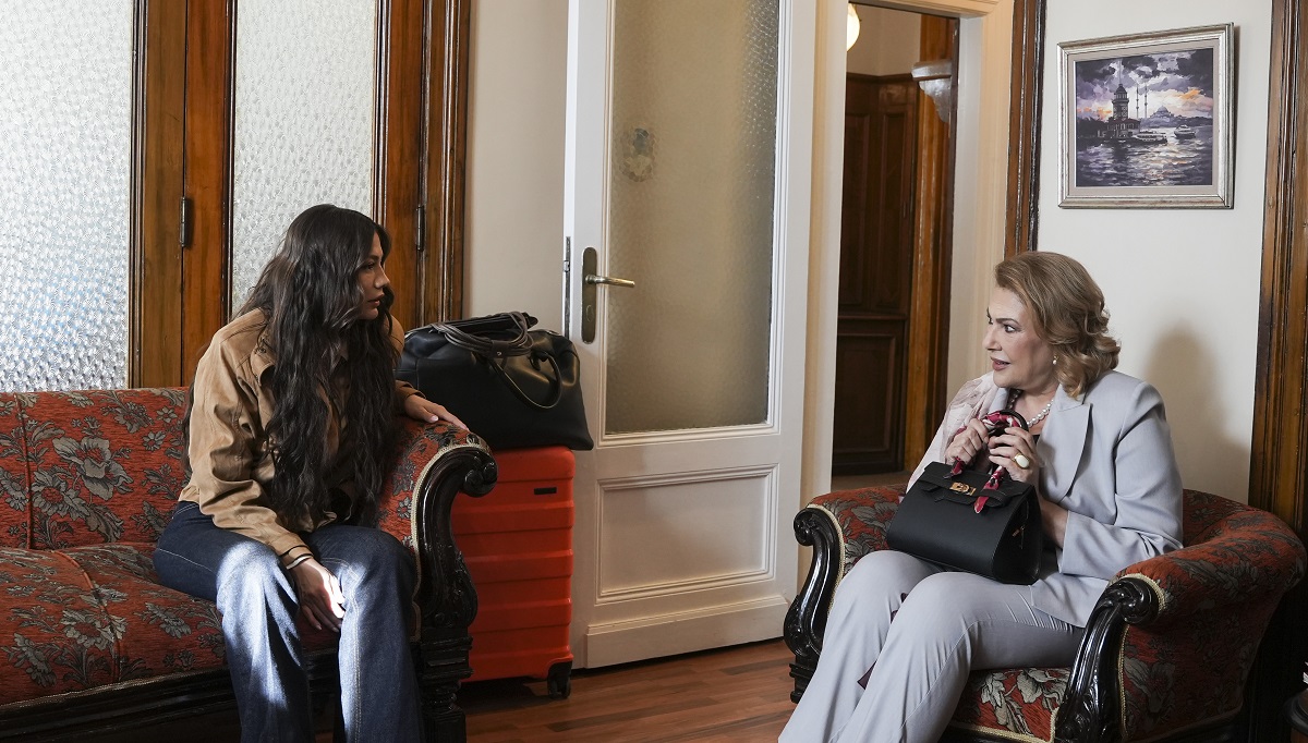 Sevilen dizinin güçlü oyuncu kadrosuna Zeynep Eronat katılıyor. Usta oyuncu, güçlü, bir o kadar da gizemli Gülümser Aygün karakterine hayat verecek.