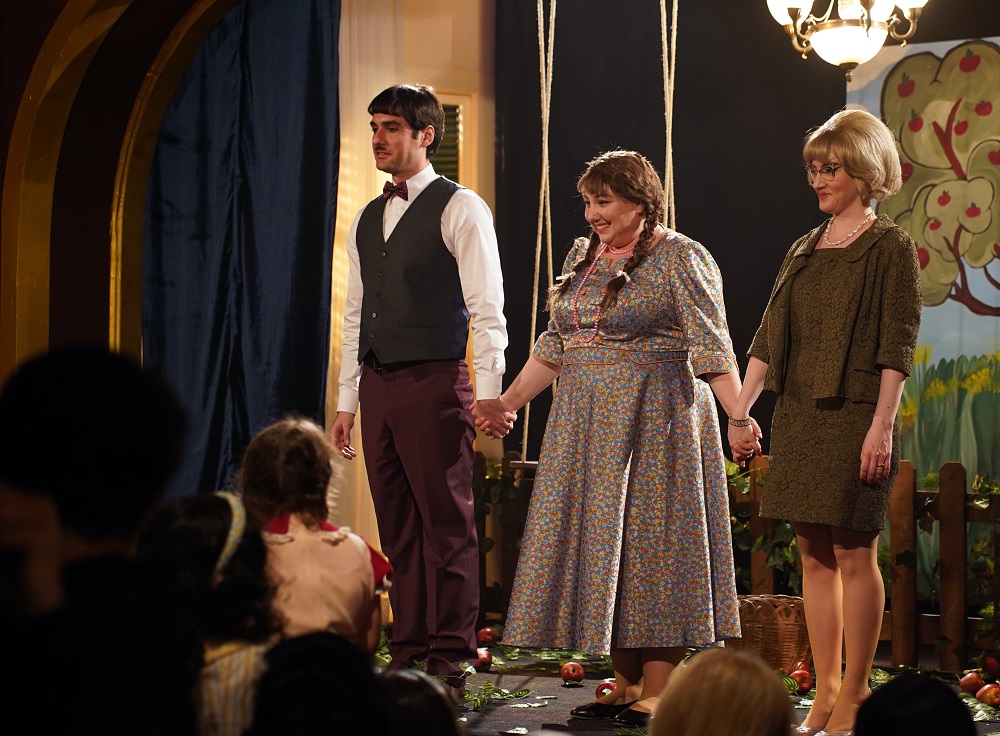 Adile Naşit’in gencecik yaşında bile, öyle uygun görülerek oynatıldığı “yaşlı teyze” rollerinde nasıl yıldızlaştığı gözler önüne seriliyor. Film; gülüşüyle, doğallığıyla, içtenliğiyle kendi ışığını koruyan Adile’nin, zayıflığın ideal güzellik algısı olarak görüldüğü sinemada nasıl iz bıraktığını hatırlatıyor. 