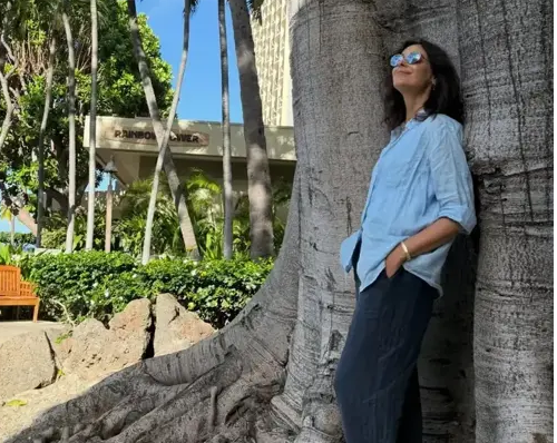 Oyuncu ve eski manken Arzum Onan, Hawaii tatilinden paylaştığı karelerle sosyal medyada gündem yarattı. Makyajsız ve doğal görüntüleriyle kamera karşısına geçen Onan'ın fotoğrafları, kısa sürede binlerce beğeni topladı. Duru güzelliğiyle öne çıkan ünlü isim, takipçilerinden övgü dolu mesajlar aldı.