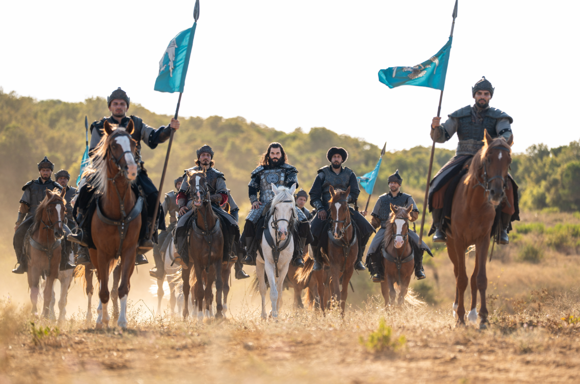 atv’nin yeni dizisi, Bozdağ Film imzalı ‘Aşk ve Taht’ın yeni tanıtımı yayınlandı. Anadolu Selçuklu Devleti’nin en güçlü dönemlerinden birini ekrana taşımaya hazırlanan dizi, Sultan Alaeddin Keykubat’ın sekiz yıllık esaretin ardından devletin zirvesine uzanan büyük mücadelesini merkezine alıyor.
