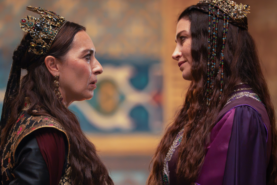 ‘Aşk ve Taht’ın güçlü oyuncu kadrosunda Akın Akınözü (Alaeddin), Merjem Siljak (Destina), Simay Barlas (Melike Hüma), Ayça Bingöl (Ümmühan Hatun), Cem Bender (Ayaba), (Halil İbrahim Ceyhan (Andreas), Ferit Kaya (Celaleddin), Ceren Benderlioğlu (Nurcihan), Emrah Altıntoprak (Kutluboğa), Murat Serezli (Efendi Vard), Özgür Emre Yıldırım (Cavlak), Oğulcan Arman Uslu (Ayas), İdil Yener (Hünkar Hatun), Selin Genç (Dilruba), Ece Yüksel (Rita), Bülent Gültekin (Mübariz), Halil İbrahim Temizoğlu (Yalboğan), Mücahid Temizel (Sökmen), Merve Polat (Mihrişah), Ahmet Kayakesen (Thora), Hakan Eke (Şirin Ağa), Ozan Ayhan (Komnenos), Timur Ölkebaş (Emir Bahaddin), Erman Saban (Ertokuş), Özer Arslan (Zeyneddin), Alican Albayrak (Kreon), Göksel Kayahan (Arakel) yer alıyor.

