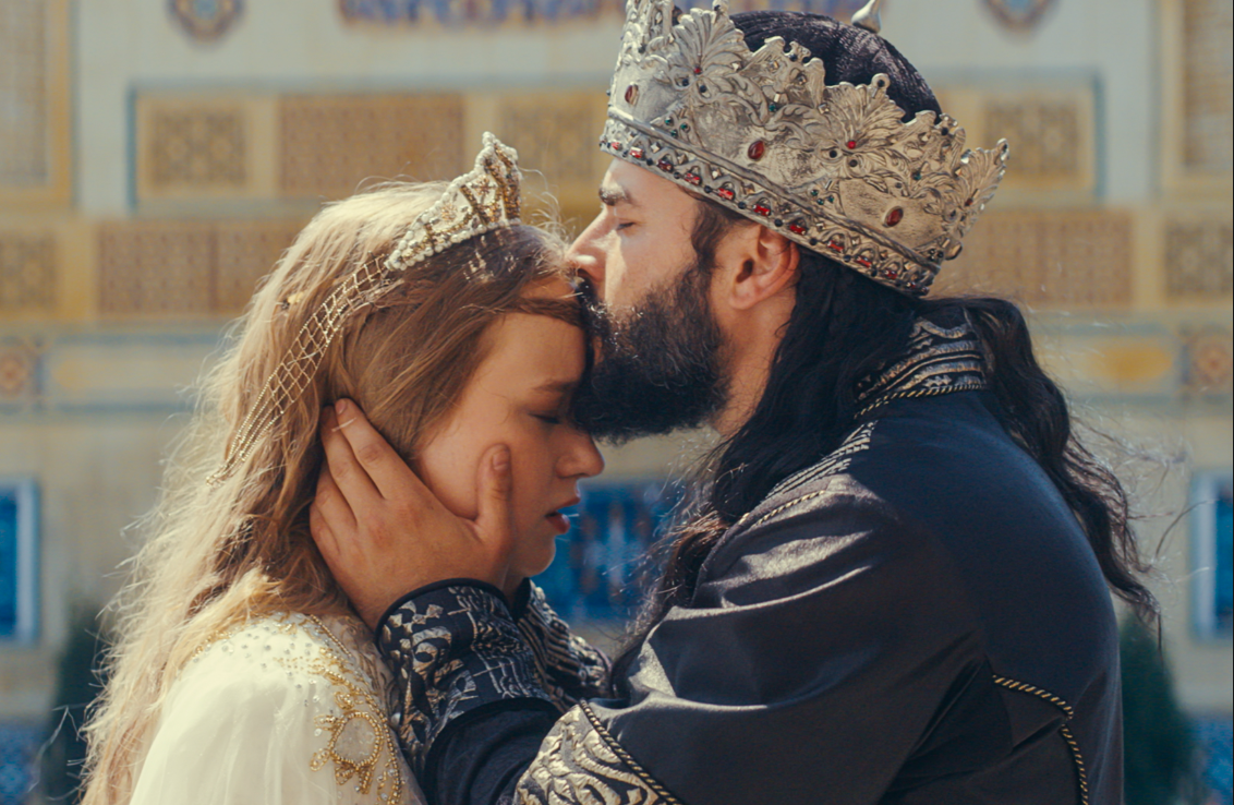 Zindanda geçen yılların her biri, Alaeddin'in içinde büyüyen bir ateşe dönüşmüştür. İhanetin acısını yıllarca sessizce taşıyan Şehzade, artık susmayacağını haykırır. Sevdiklerinin ona ihanetiyle yüzleşmek zorunda kalan Alaeddin için tahta dönüş, yalnızca bir hak arayışı değil, bir hesaplaşmadır. Attığı her adımda, çektiği her kılıçta bu yemin yankılanacaktır.