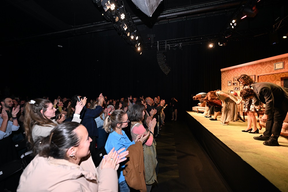 BKM yapımı, 2026 sezonunun en dikkat çeken tiyatro oyunlarından biri olan ‘Bir Aile Provası: Yaşayın Gitsin’, seyirciden gördüğü yoğun ilgiyle sahnelenmeye devam ediyor. 6 Mayıs Çarşamba akşamı Maximum Uniq Box’ta sahnelenen oyun, kapalı gişe gerçekleşen temsilinde izleyicilere kahkaha dolu bir akşam yaşattı.