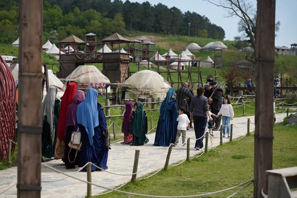 Her dönem olduğu gibi bayramda da ziyaretçilerine kapılarını açacak olan Bozdağ Film Platoları, tarihi dekorları, açık alan etkinlikleri, kültürel deneyim noktaları ve ailelere özel atmosferiyle misafirlerini ağırlayacak.