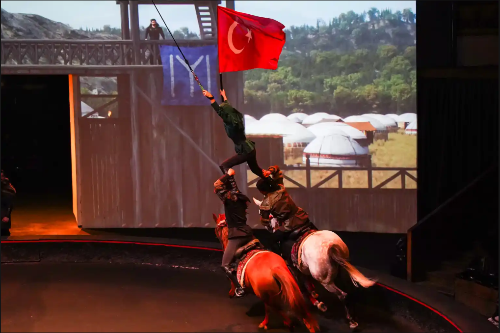 Bozdağ Film Platoları, Kurban Bayramı boyunca ziyaretçilerine tarihi atmosfer, kültürel deneyimler, özel lezzetler ve yeni gösterisi “Diriliş Ateşi” ile unutulmaz bir bayram deneyimi sunmaya hazırlanıyor.