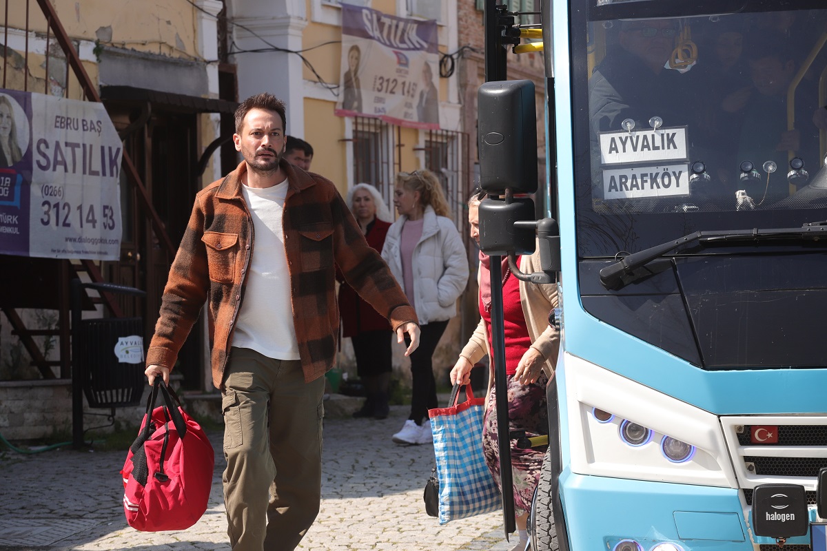 İkizini bulmak umuduyla yollara düşen Kamil, bu zorlu yolculukta sadece yolunu değil, kendini de kaybetmiştir. Huzur bulma umuduyla Arafköy’e dönen Kamil, ne yazık ki geride bıraktığı o mutlu yuvayı bulamaz. Kasaba artık Şeref’in kontrolü altına girmiş; Kamil’in ailesi darmadağın olmuş ve uğruna savaştıkları her şey kaybedilmiştir. 