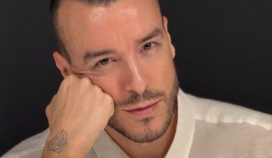 Cem Adrian’dan Bir İlk: atv’nin Merakla Beklenen Yeni Dizisi ‘Aynı Yağmur Altında’ İçin İki Farklı Şarkı Hazırladı!