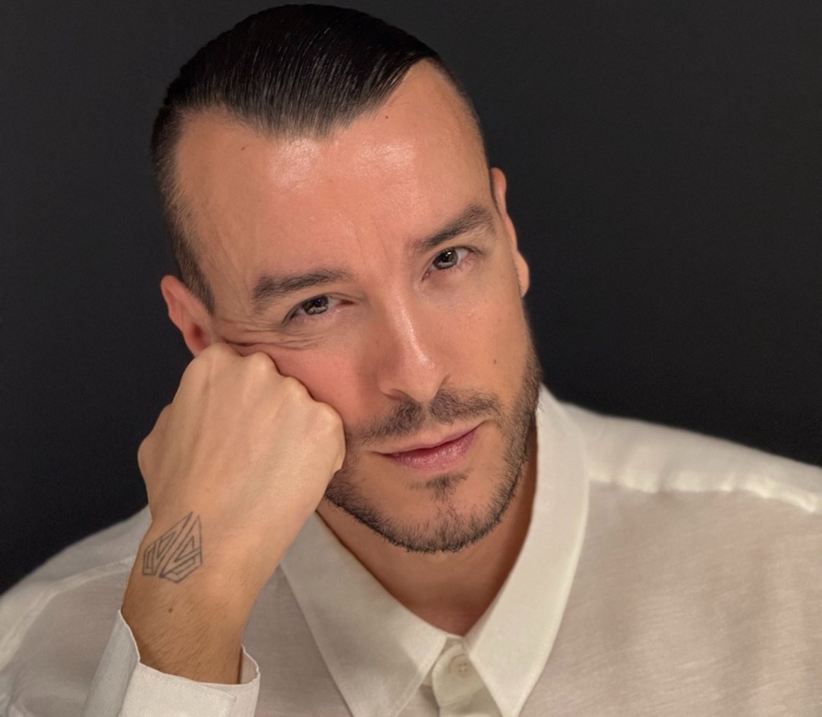 Cem Adrian’dan Bir İlk: atv’nin Merakla Beklenen Yeni Dizisi ‘Aynı Yağmur Altında’ İçin İki Farklı Şarkı Hazırladı!