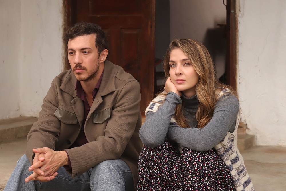 Adem, Sezen’i kaçırabilmiştir ancak şimdi saklanmak zorundadırlar. Şeref ve Mümtaz onları bulabilecekler midir? Baytar Ahmet, çocuklarını onlardan koruyabilecek midir?

