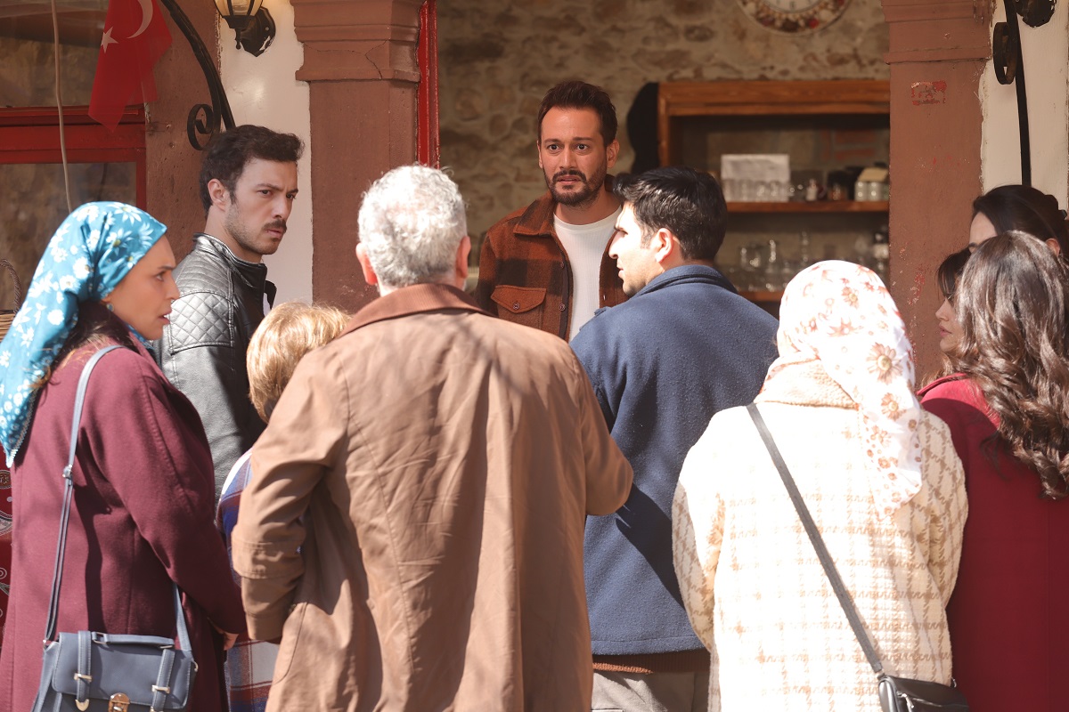 TRT 1’in, yapımcılığını Motto Prodüksiyon’un üstlendiği, yönetmenliğini Soner Caner’in yaptığı, senaryosunu ise Ali Kara’nın kaleme aldığı dizisi “Cennetin Çocukları” yirmi altıncı bölümüyle ekrana geliyor.