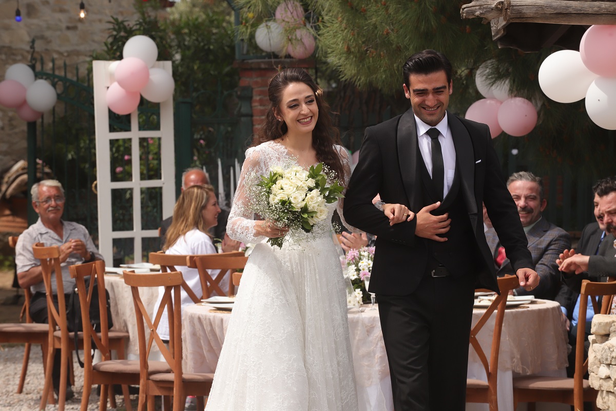 Azil, Şeref’in üzerine kabus gibi çökmüş, onu köşeye sıkıştırmıştır. Şeref, Azil belasından kurtulabilecek midir? Servetini saklamayı başaracak mıdır? 