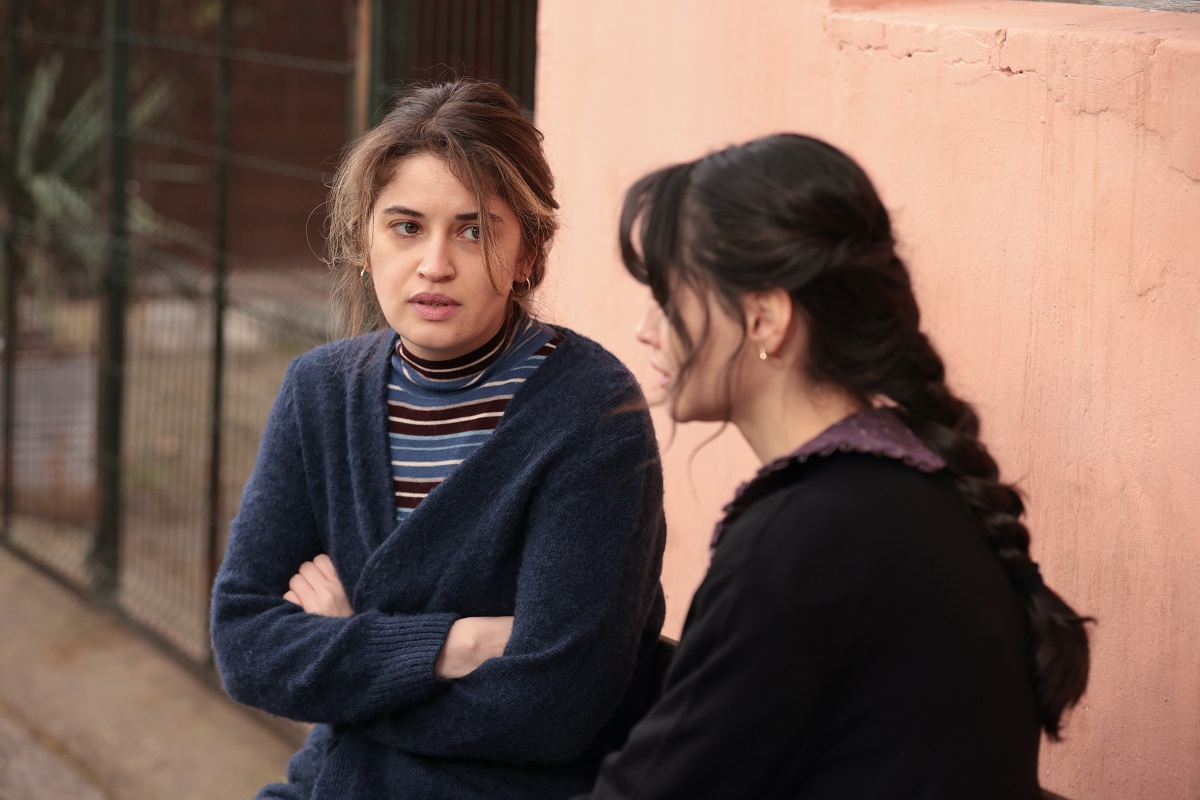 Yapımını 25 Film’in, yapımcılığını Fırat Parlak ve Koray Şahin’in üstlendiği, yönetmen koltuğunda Burcu Alptekin ve Merve Çolak‘ın oturduğu, çarpıcı karakterleri ve konusuyla merak uyandıran STAR’ın yeni dizisi Çirkin ilk bölümüyle Pazar akşamı ekrana geliyor.